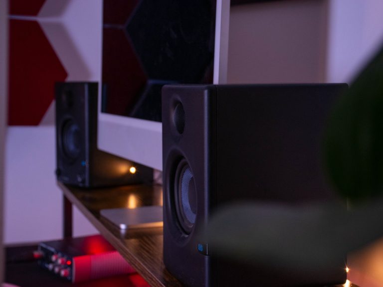 Nahaufnahme aus dem Aufnahmestudio in Regensburg. Zwei High-End-Studiomonitore neben dem iMac für professionelle Aufnahmen für Voiceover.