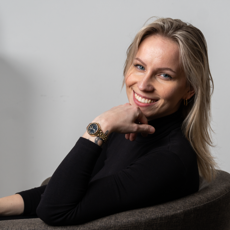 Beispiel Studio-Foto: Sprecherin Aileena Hauptmann bei einer Voiceover-Aufnahme im STUDIO65 Regensburg