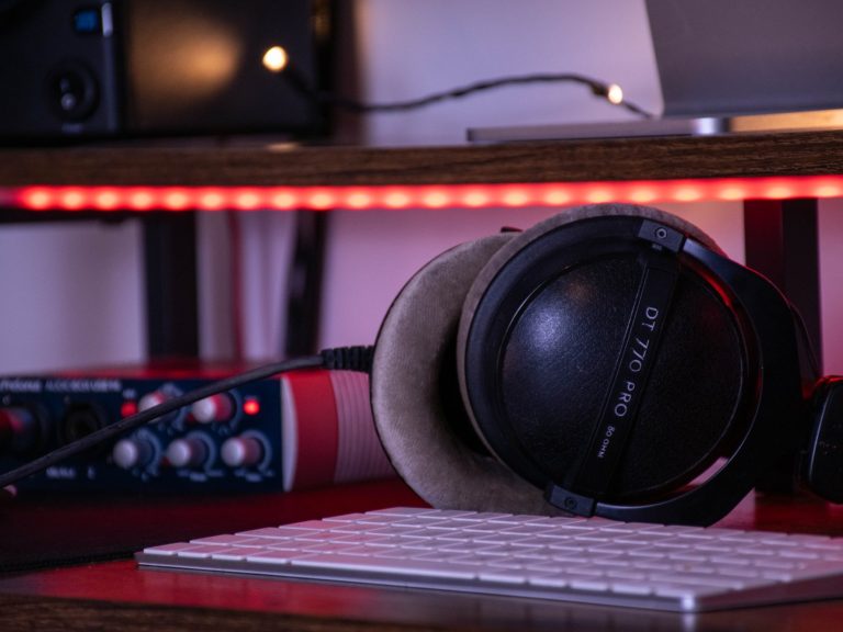 Nahaufnahme eines Mischpults und Audio-Interfaces im Tonstudio Regensburg für die professionelle Bearbeitung von Voiceovers