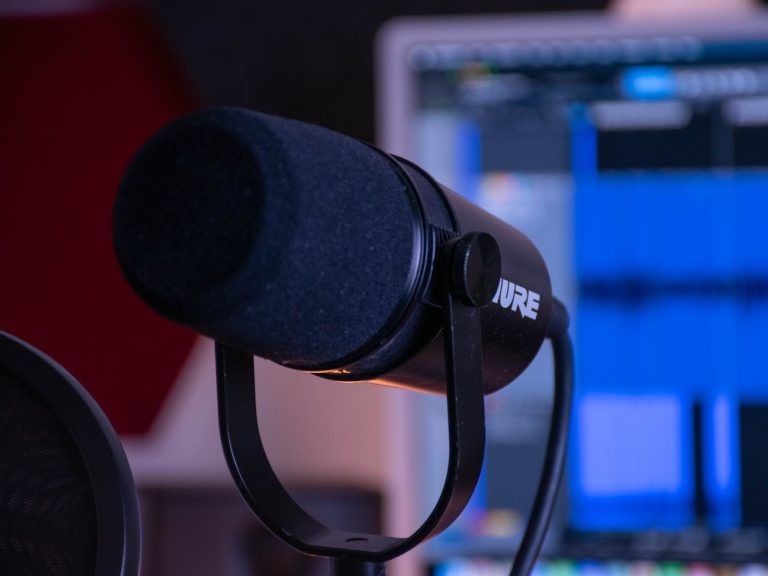 Dynamisches Sprecher- und Recording-Mikrofon Shure im STUDIO65 Regensburg für sendefertige Sprachaufnahmen in High-End-Audioqualität.